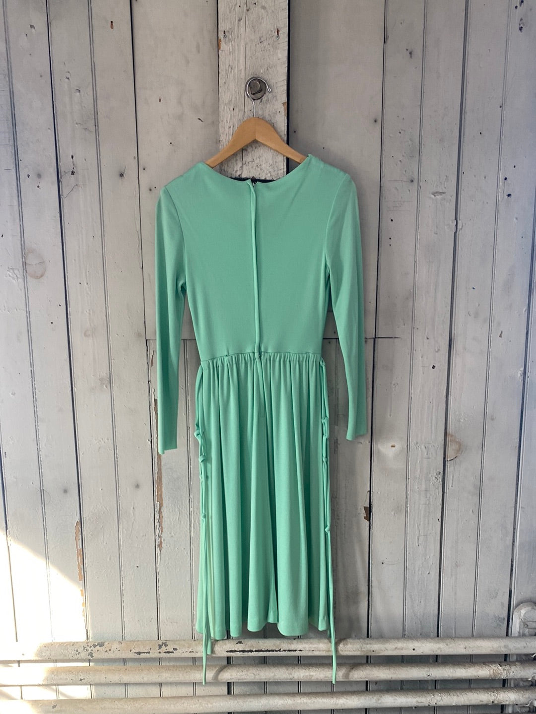 Robe décolleté drapé vert pastel