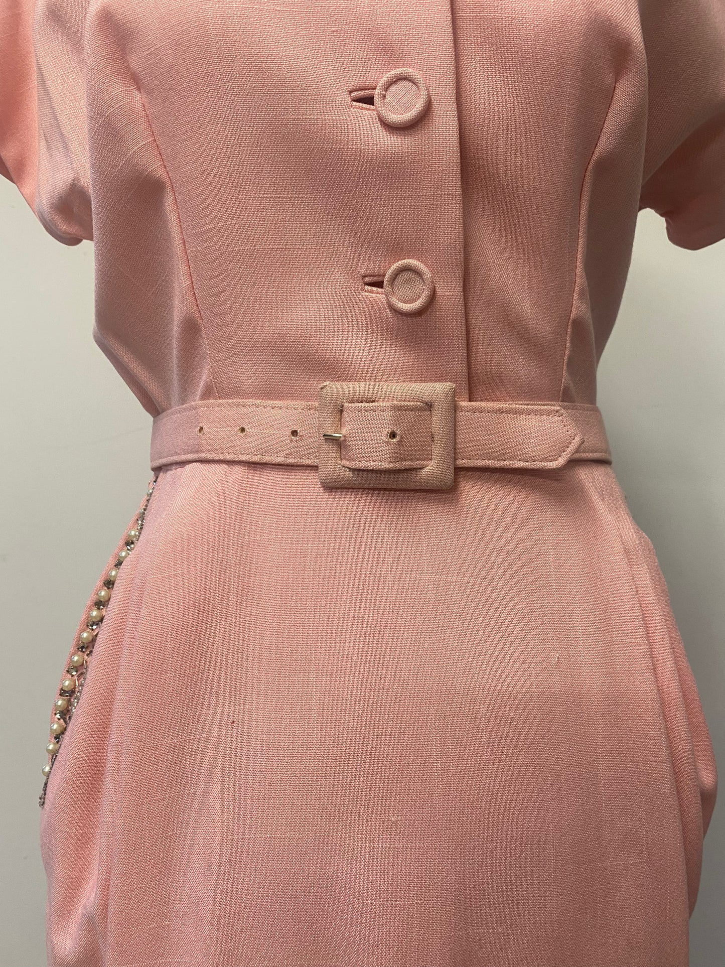 Robe rose brodée 1940