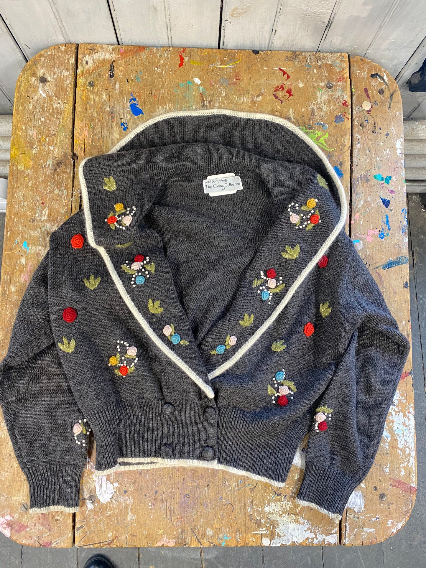 Gilet gris grand col brodé