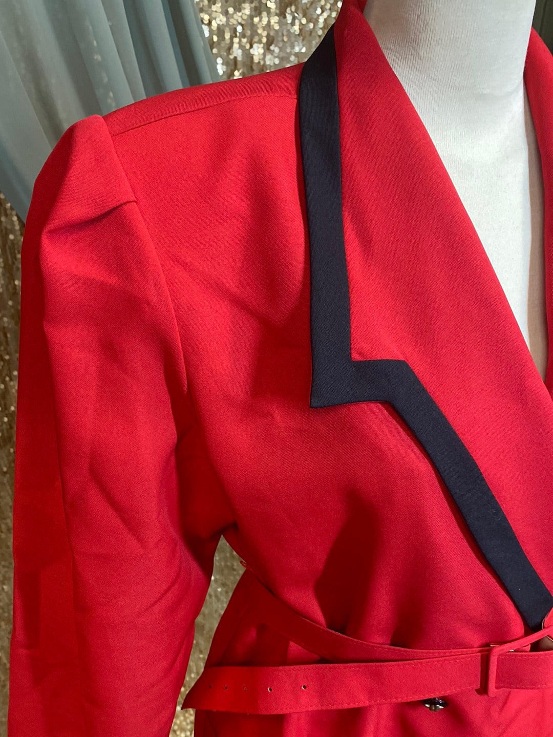 Robe tailleur rouge et noire avec ceinture à la taille Leslie Belle