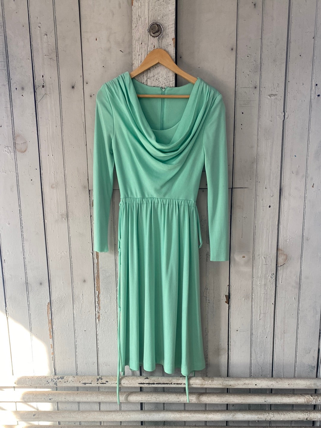 Robe décolleté drapé vert pastel