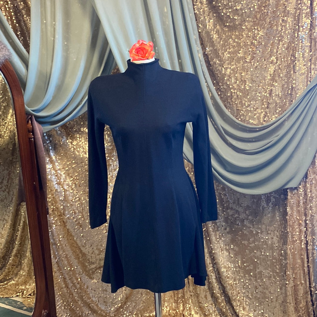Robe noire col montant laine queue de pie