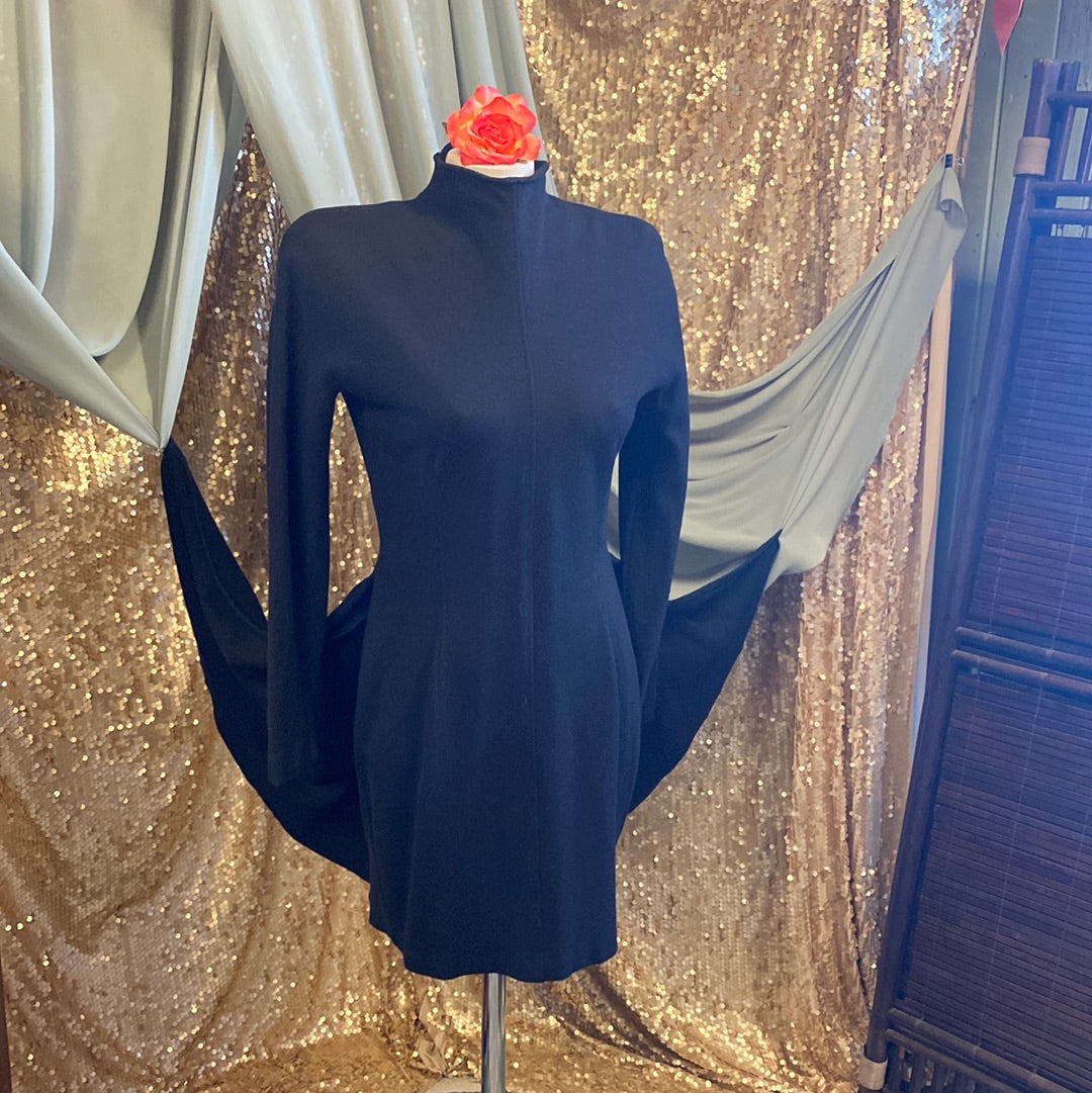 Robe noire col montant laine queue de pie