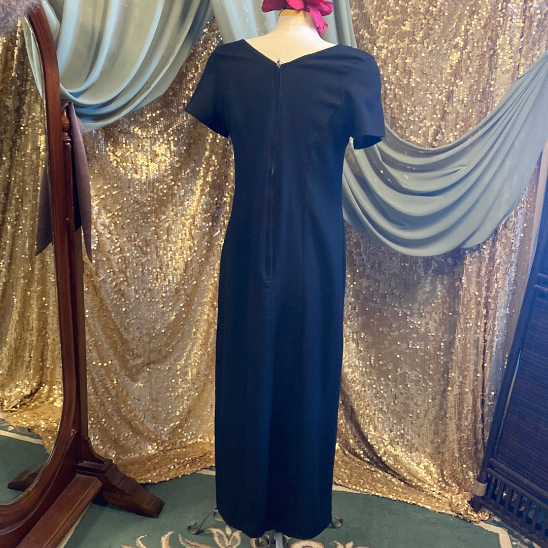Robe noire classique simple longue et fenduée