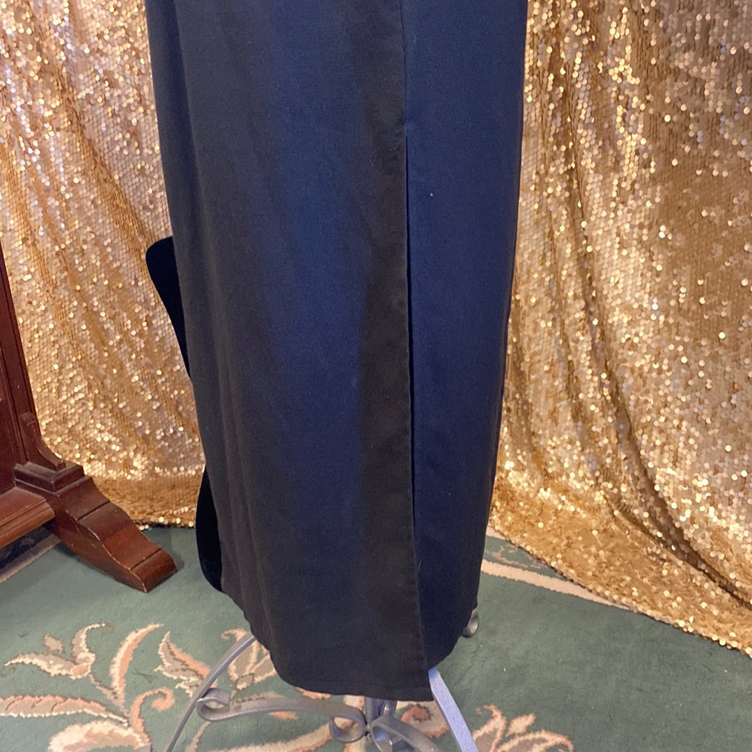 Robe noire classique simple longue et fenduée