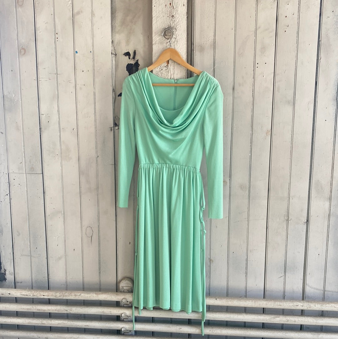 Robe décolleté drapé vert pastel