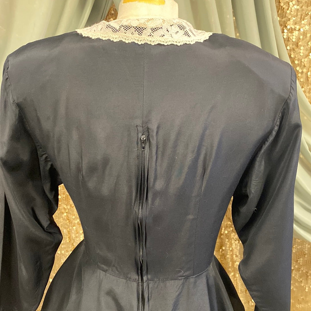 Robe de couturière noire col dentelle peplum