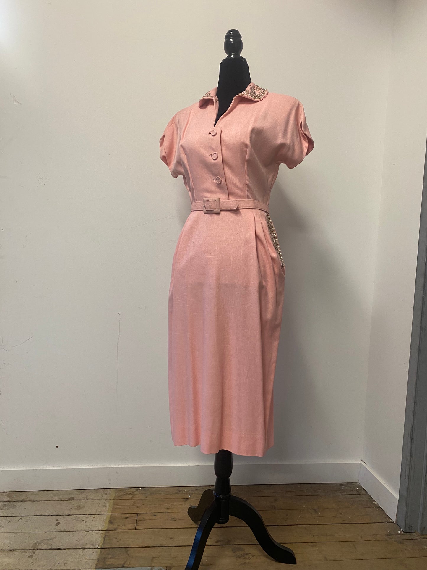 Robe rose brodée 1940