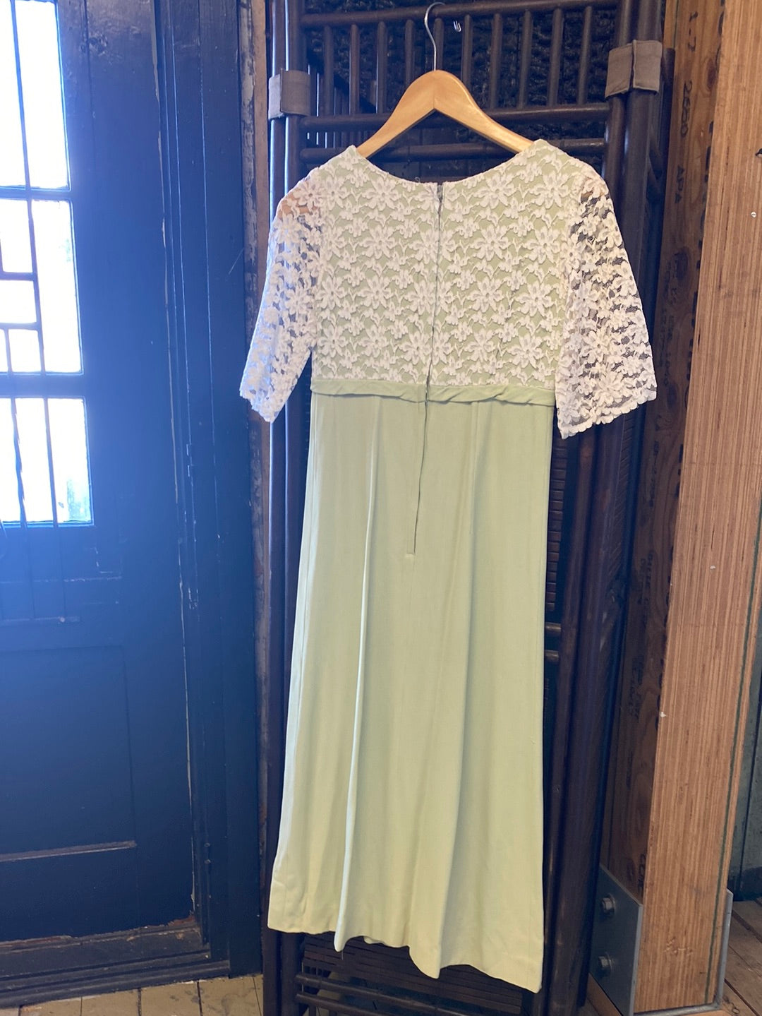 Robe de couturière 1960 vert pastel en crêpe et en dentelle