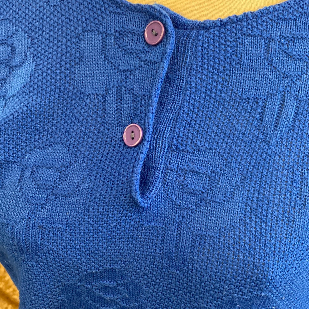 Pull bleu à motif fleuri