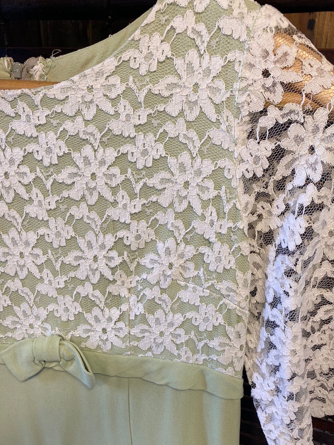 Robe de couturière 1960 vert pastel en crêpe et en dentelle