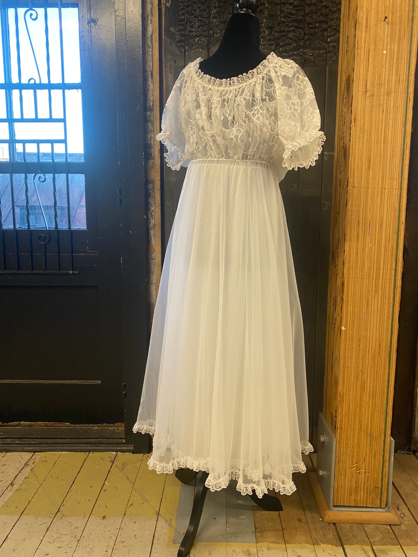 Tenue de nuit en dentelle et voile blanc