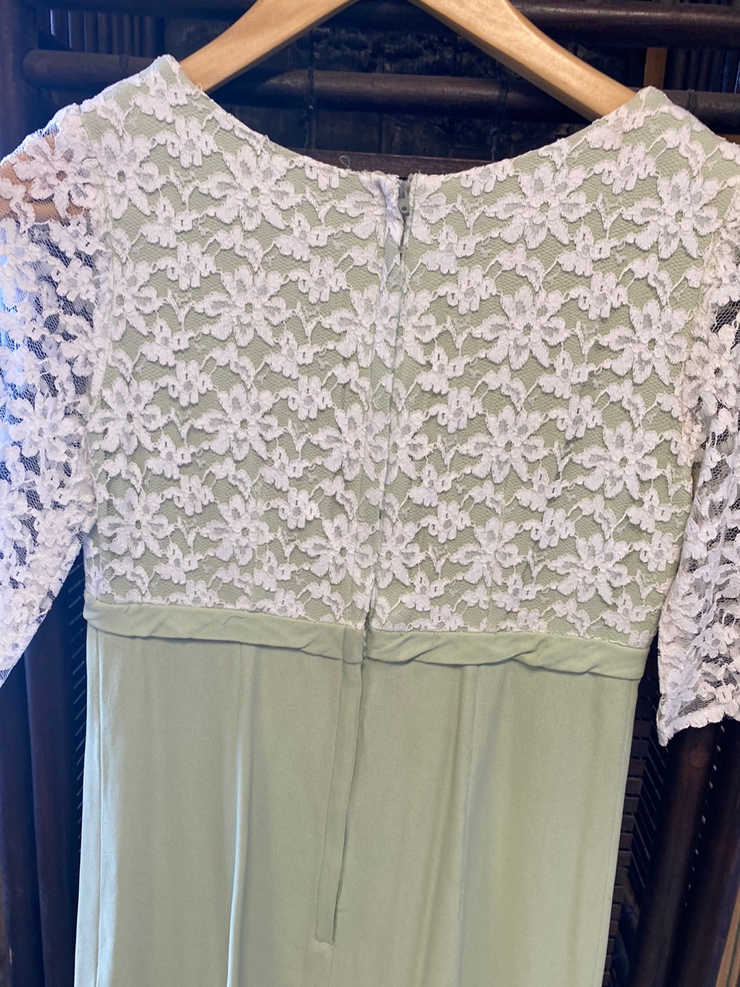 Robe de couturière 1960 vert pastel en crêpe et en dentelle