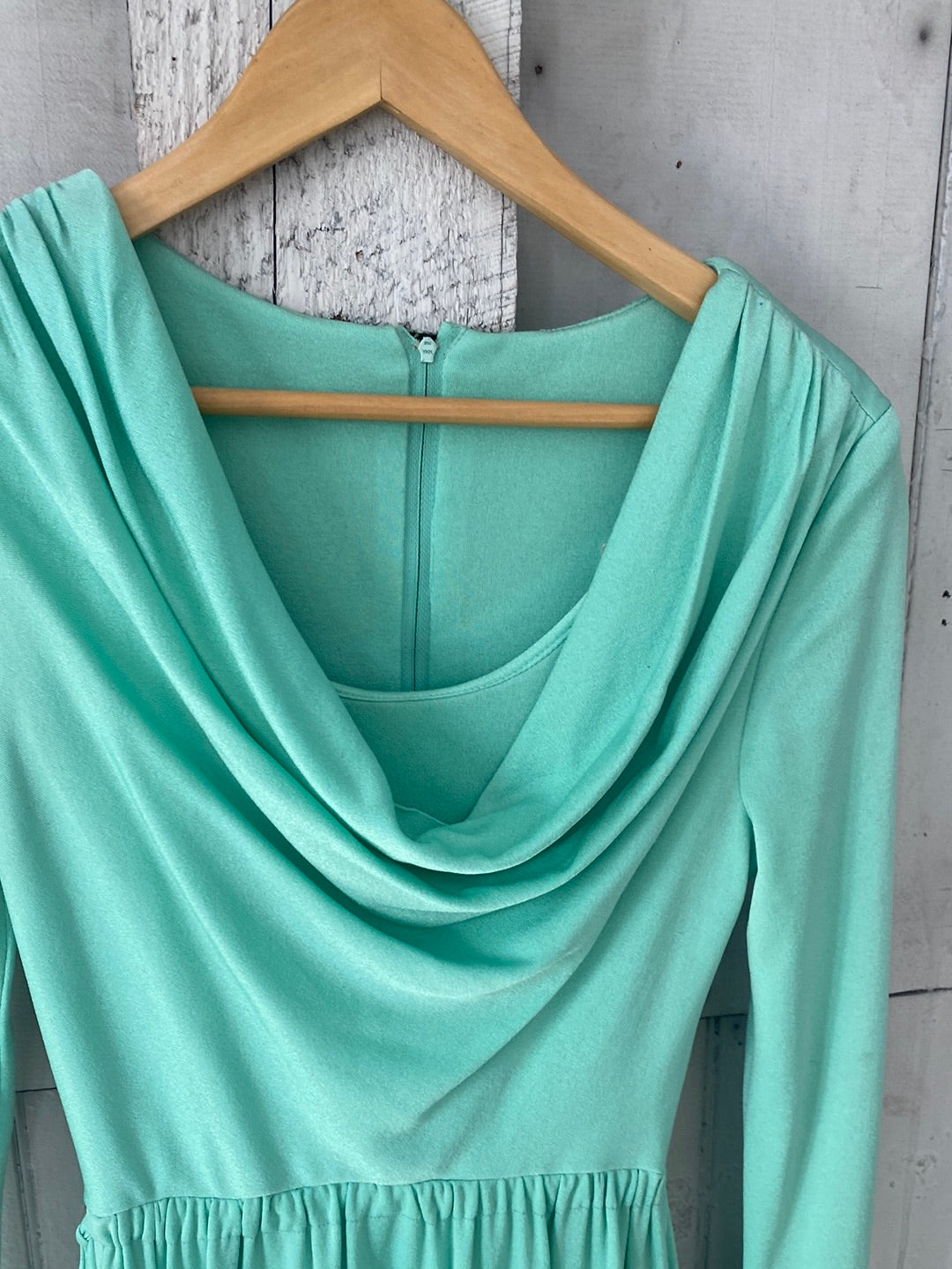 Robe décolleté drapé vert pastel