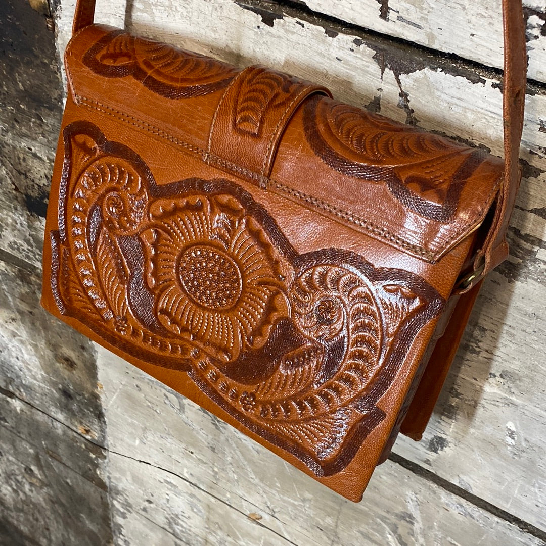 Sac en cuir marron avec motifs floraux gravés