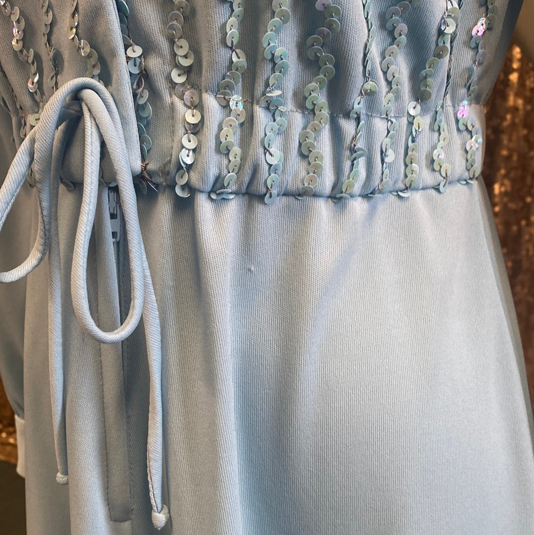 Robe bleue avec col et sequins